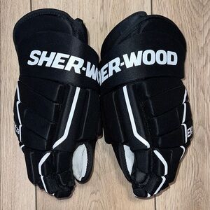Sher-Wood EK 33 Senior Black and White Hockey Gloves